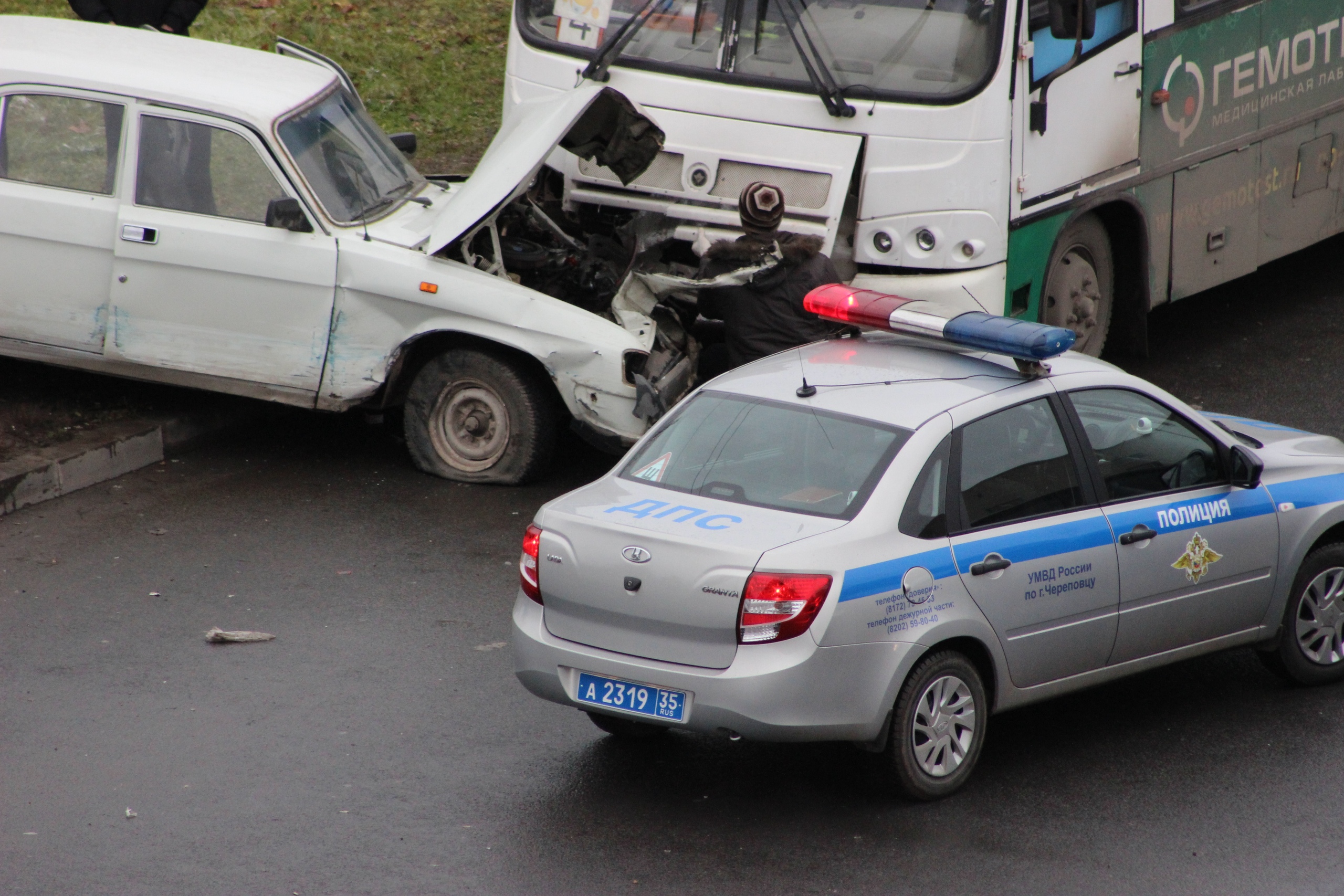 Тройная авария в Череповце: «Волга» после лобового врезалась в пассажирский  автобус